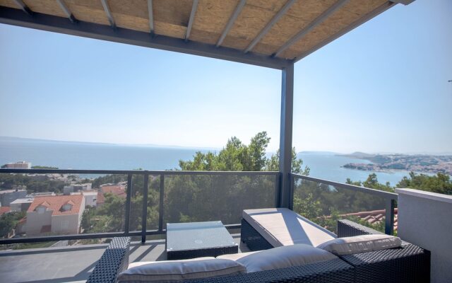 Lovely 2-bed Apartment With Views in Podstrana