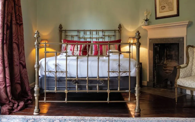 Stunning 4BD Home in Worcestershire