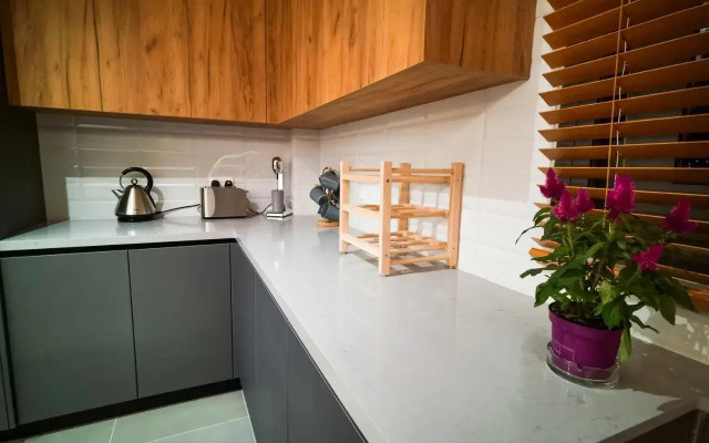 Eagles Nest- 2BR stylish, free park, Netflix