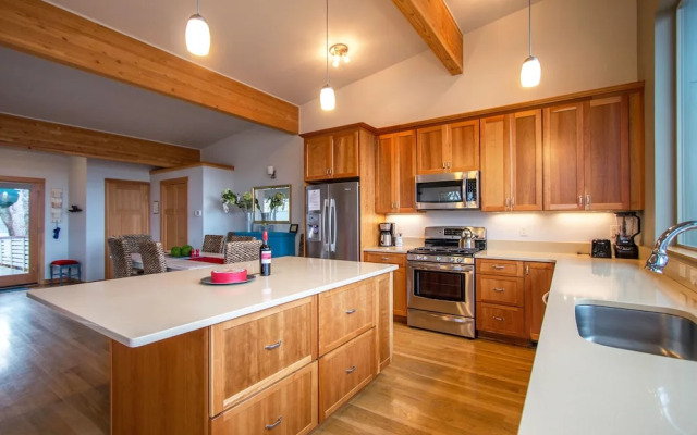 Blackberry Bramble 3 Bedroom Home by RedAwning