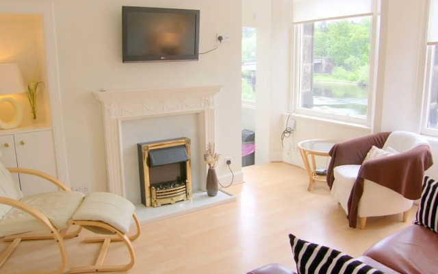 Tay Pearls - River Chambers Apartment