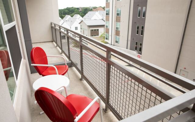 Chic Apts Barton Creek by WanderJaunt