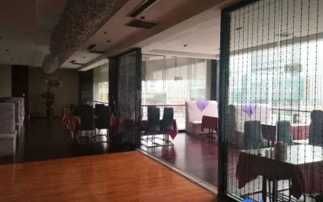 Super 8 (Weifang railway station store)
