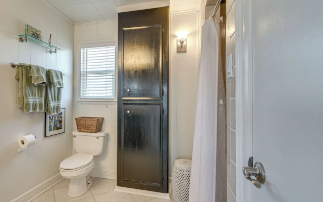 Pet-friendly Galveston Home - Walk to Beaches!