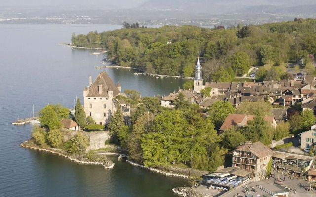 La Riviera Victoria