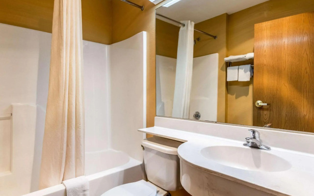 Econo Lodge Inn & Suites Evansville