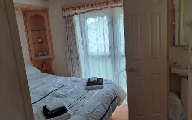 Tinys Place