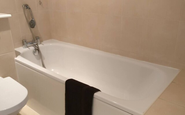 Beautiful City Centre 2-bed Apartment With Balcony