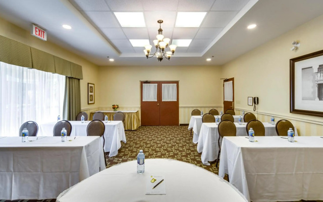 Monte Carlo Inn Barrie Suites