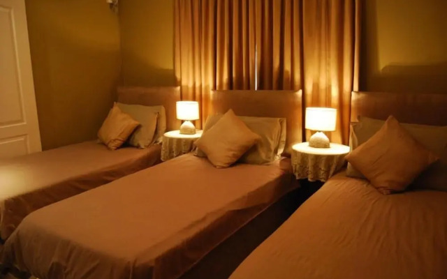 Savoy Lodge With Breakfast Included - Standard Double Room 6