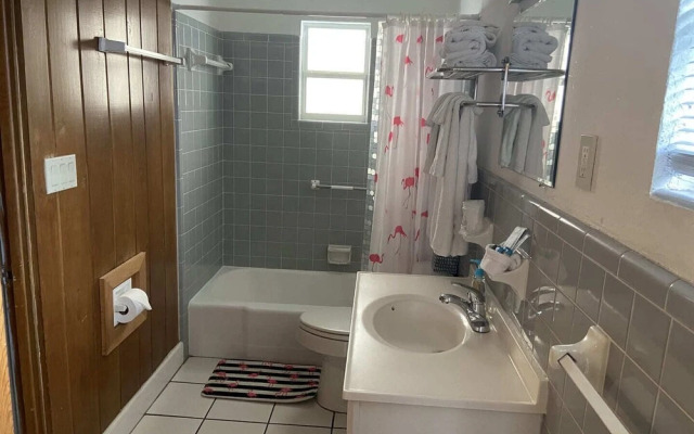 Holiday Court 02 - Flamingo