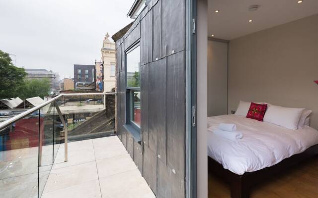 Delightful Dalston Home with Beautiful Balcony