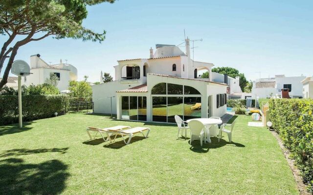 Modern Holiday Home in Quarteira With Swimming Pool