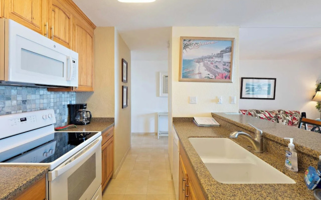 Kona Reef F2 Charming Oceanfront Condo for 4!
