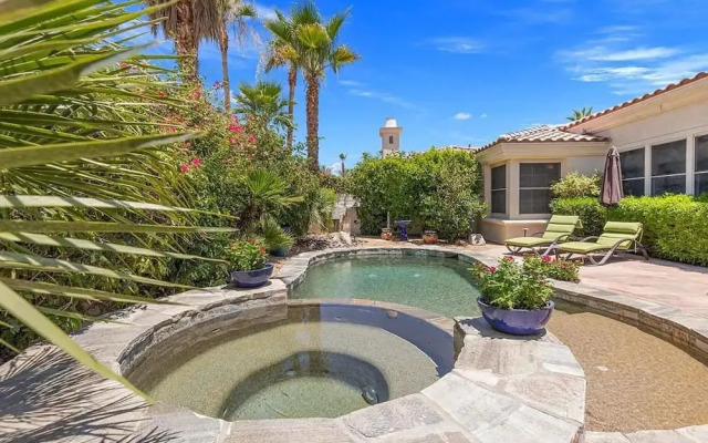 Stylish 2BR w Spa Patio