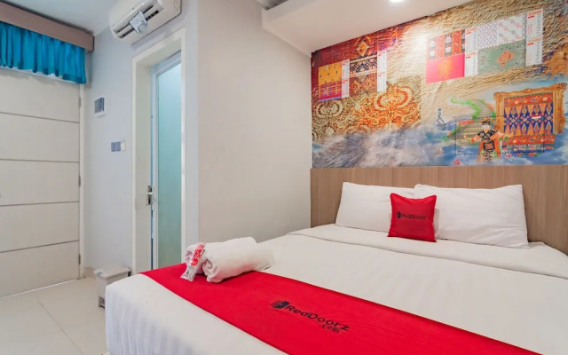 RedDoorz Plus @ Point Phila Cihampelas