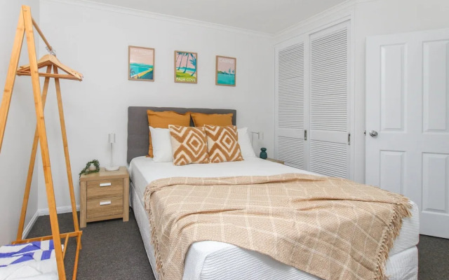 Inner City One Bedroom Apartment with Pool View 22