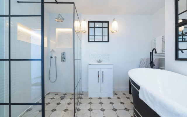 Gloucester Place Townhouse with Hot Tub