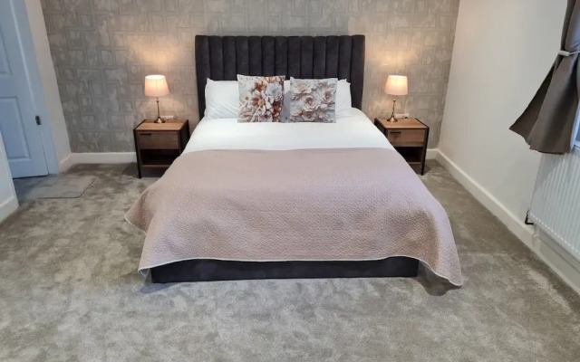 Central Guest Room - En-suite, Parking & Garden