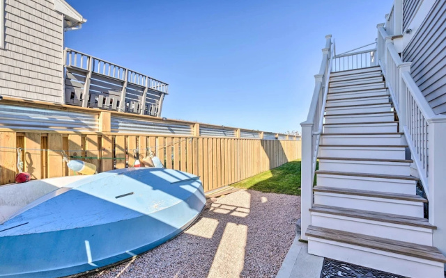Seaside SK Getaway: Steps to Matunuck Beach!