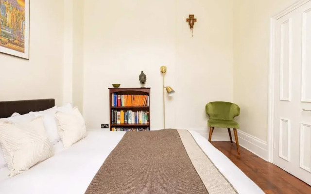 Light-filled 2-bedroom Chelsea Apartment