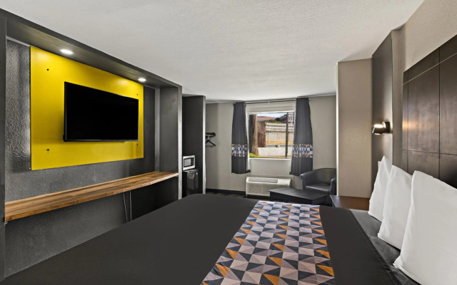 Rodeway Inn & Suites Downtown North