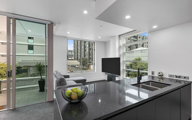 QV Upscale Modern Apt with Parking -965