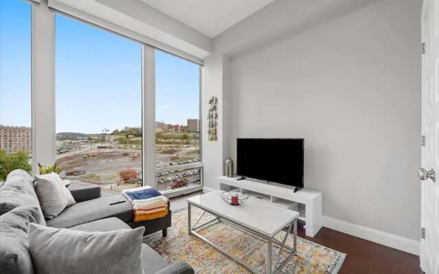 Posh Uptown Apartment Tremendous Views