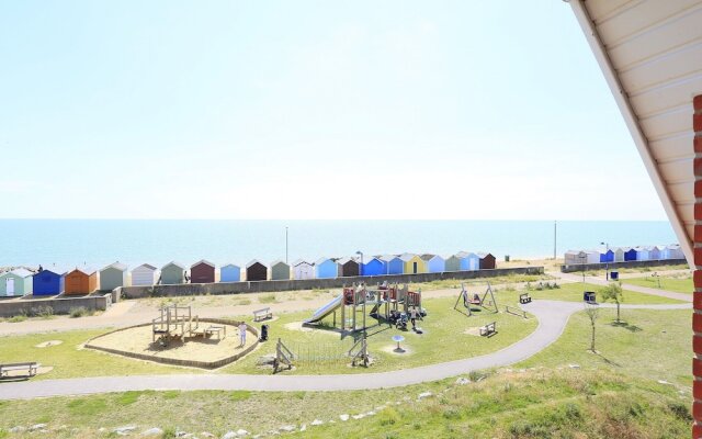 Modernly Furnished Holiday Home With Balcony, Near Felixstowe Beach