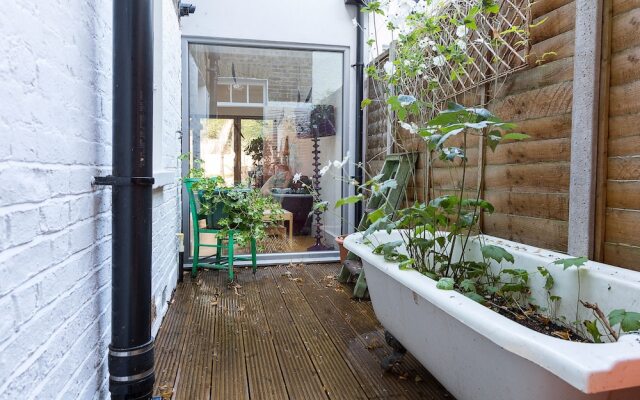 2 Bedroom House with Garden - Sleeps 6