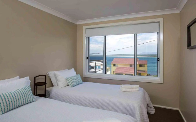 PENINSULA 180 Gerroa 4pm check out Sundays