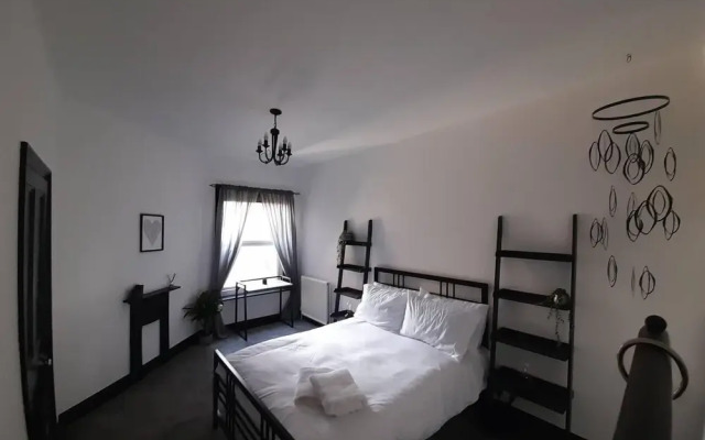 Spacious 5-bed House - Sleeps 10, Garden & Parking