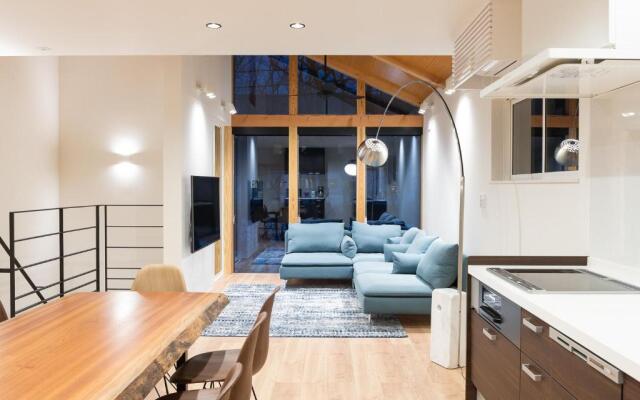 Black Crane Chalet by Hakuba White Fox Company