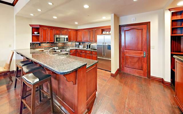 31 Avondale #105 - 3 Br Condo