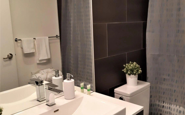 Luxury skyline condo in downtown FREE 24/7 parking