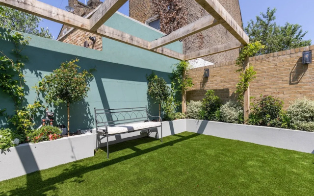 Crondace Road by Onefinestay