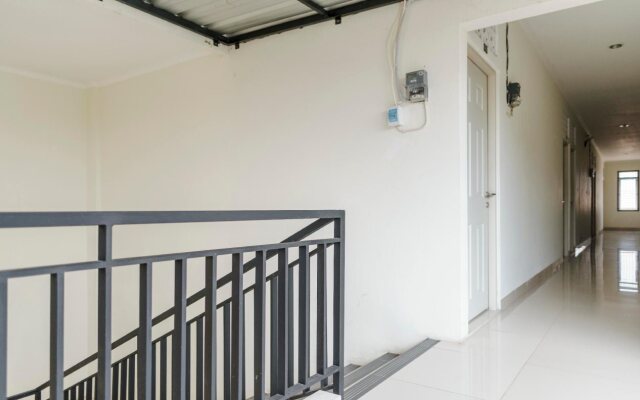 RedDoorz Plus near UPN Veteran Jakarta