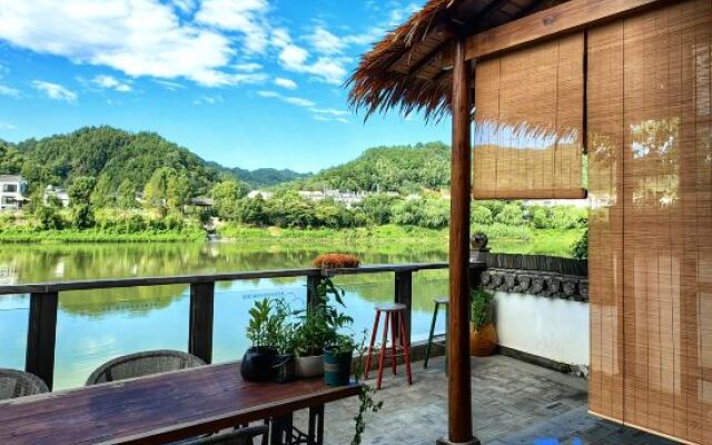 Yuyin Raoliang Fashion Art Design Homestay (Shexian Huizhou Ancient City)