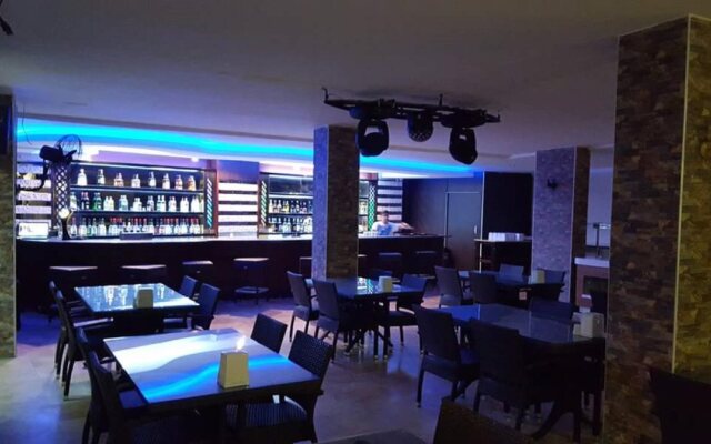 Comet De Luxe Hotel