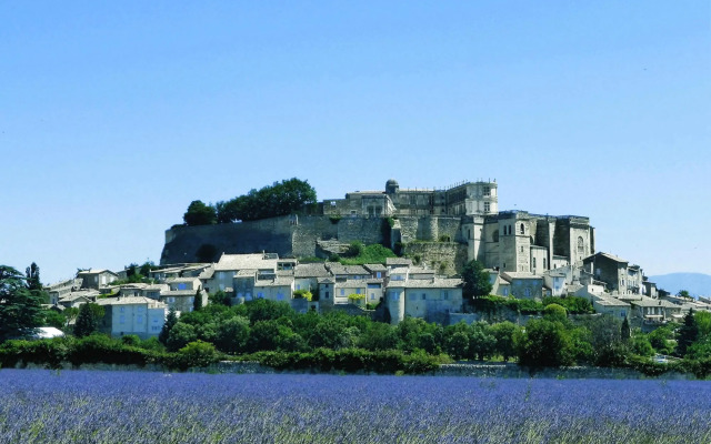 Pretty stone house with own terrace and private garden, Grignan