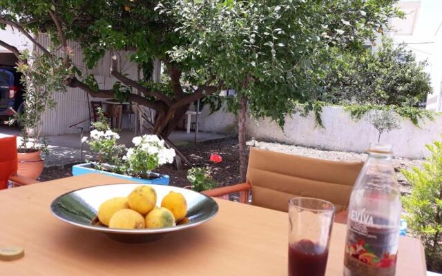 Marble Cool 2-bedroom Down Town Yard House