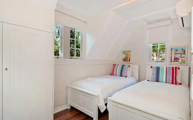 Dolphins 2 Alderly Terrace 36