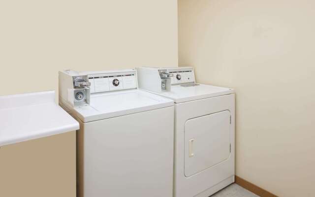 Super 8 by Wyndham Staunton