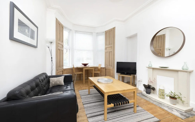 JOIVY Charming 1-Bed Ap Near Leith Links W/ Patio