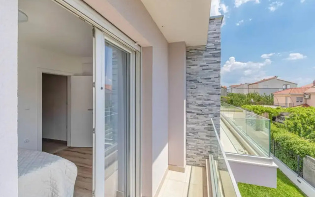 Expansive Retreat With Private Pool & Bbq, Near the Beach