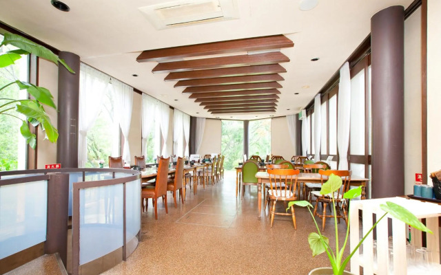 Izu Ippeki lake lakeside terrace