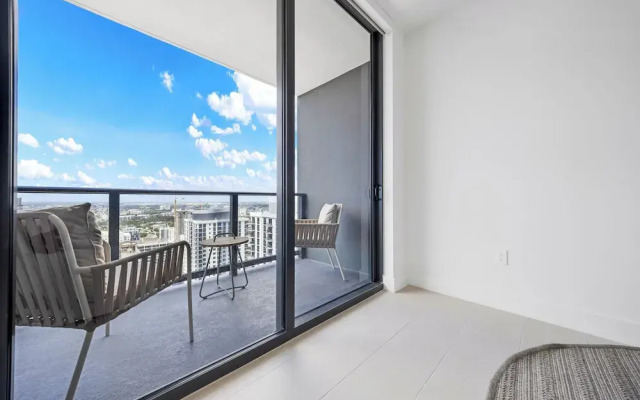 Skyline Retreat Chic 1-BR with City View