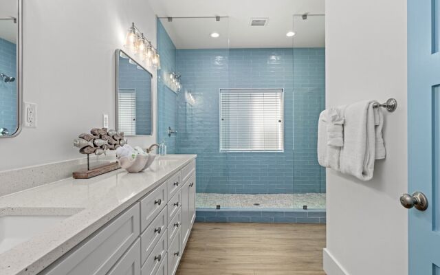 Spectacular 3br 4ba w/ Private Pool, 2 Min Walk to Beach - Sleeps 15!