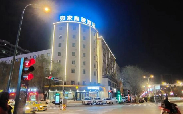 Homeinn Selected Hotel (Pingliang Liuhu Park Greenland Plaza)