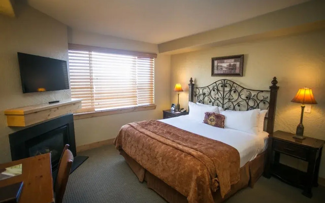 Stay in Comfort while Enjoying Valley Views by RedAwning